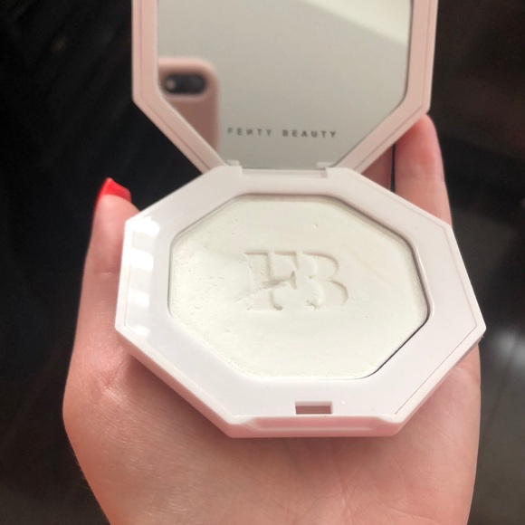 fenty beauty killawat highlighter in METAL MOON - Picture 3 of 5